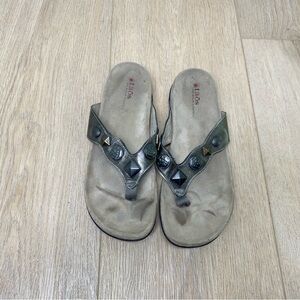 TAOS Red Willow Collection Sandals Size 9 Silver